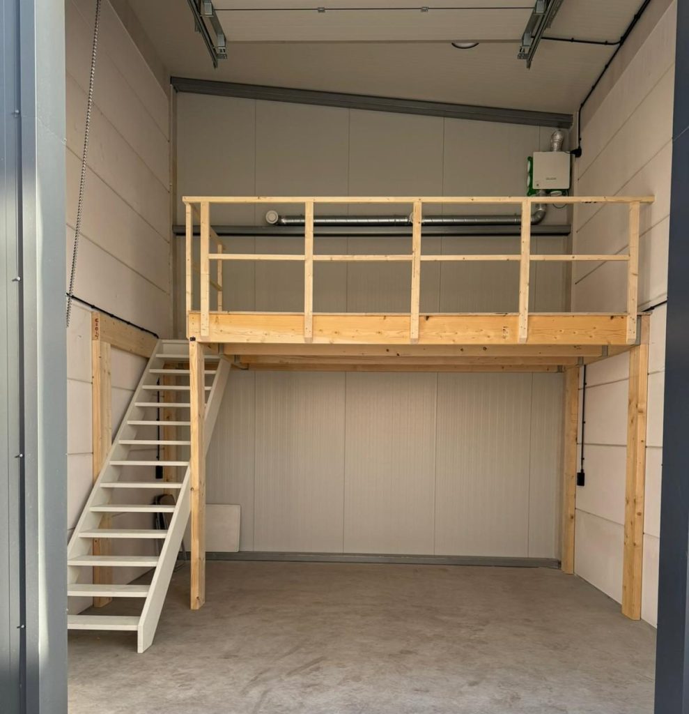 Timmerwerk in een garage. Trap met verdieping